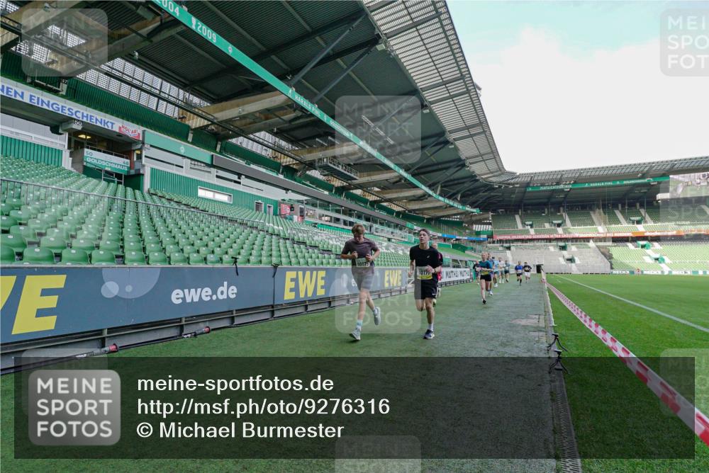 05.10.2025 - 20. swb-Marathon Bremen Michael Burmester http://msf.ph/oto/9276316 05.10.2025 10:22:41 Laufen im Stadion 7111, 9239, 9341, 9504, 9755, 9863, 10052, 10171, 10175, 10176, 10352, 10358, 10409, 10517, 10525, 10847, 10862, 10908, 10967, 11132, 11328, 11335, 11343, 11349, 11430, 11594, 9586, 9809, 10775, 11021 meine-sportfotos.de