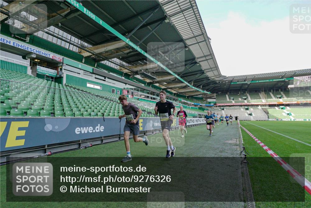 05.10.2025 - 20. swb-Marathon Bremen Michael Burmester http://msf.ph/oto/9276326 05.10.2025 10:22:41 Laufen im Stadion 7111, 9239, 9341, 9504, 9755, 9863, 10052, 10171, 10175, 10176, 10352, 10358, 10409, 10517, 10525, 10847, 10862, 10908, 10967, 11132, 11328, 11335, 11343, 11349, 11430, 11594, 9586, 9809, 10775, 11021 meine-sportfotos.de