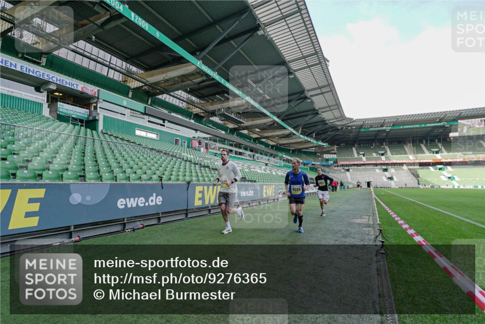 05.10.2025 - 20. swb-Marathon Bremen Michael Burmester http://msf.ph/oto/9276365 05.10.2025 10:22:47 Laufen im Stadion 7111, 9239, 9504, 9755, 9863, 10052, 10171, 10175, 10176, 10352, 10409, 10517, 10525, 10847, 10908, 10967, 11328, 11335, 11343, 11349, 11430, 11594, 9341, 9586, 9809, 10358, 10775, 10862, 11132 meine-sportfotos.de
