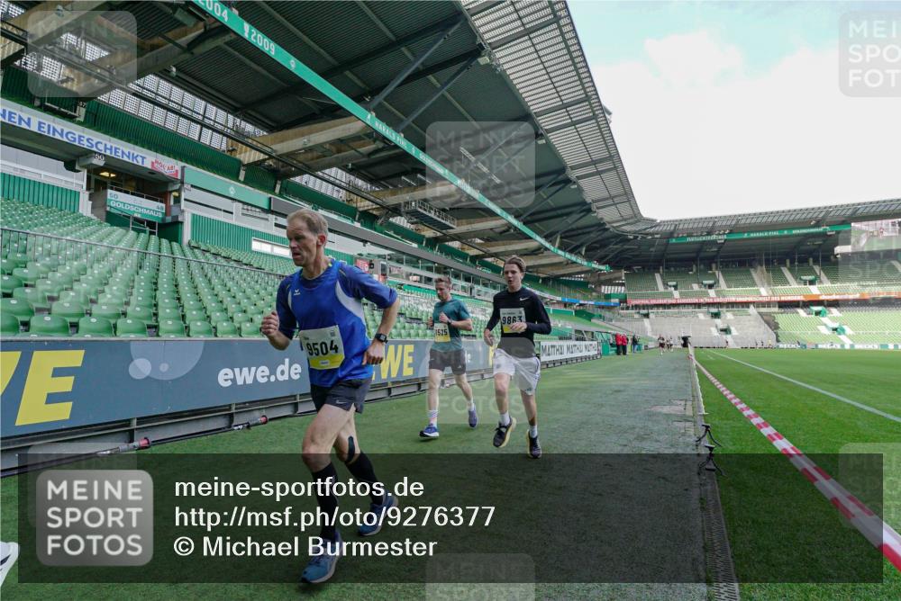 05.10.2025 - 20. swb-Marathon Bremen Michael Burmester http://msf.ph/oto/9276377 05.10.2025 10:22:48 Laufen im Stadion 7111, 9239, 9504, 9755, 9863, 10052, 10171, 10175, 10176, 10352, 10409, 10517, 10525, 10658, 10847, 10908, 10967, 11328, 11335, 11343, 11349, 11430, 11594, 9341, 9809, 10358, 10775, 10862, 11132 meine-sportfotos.de
