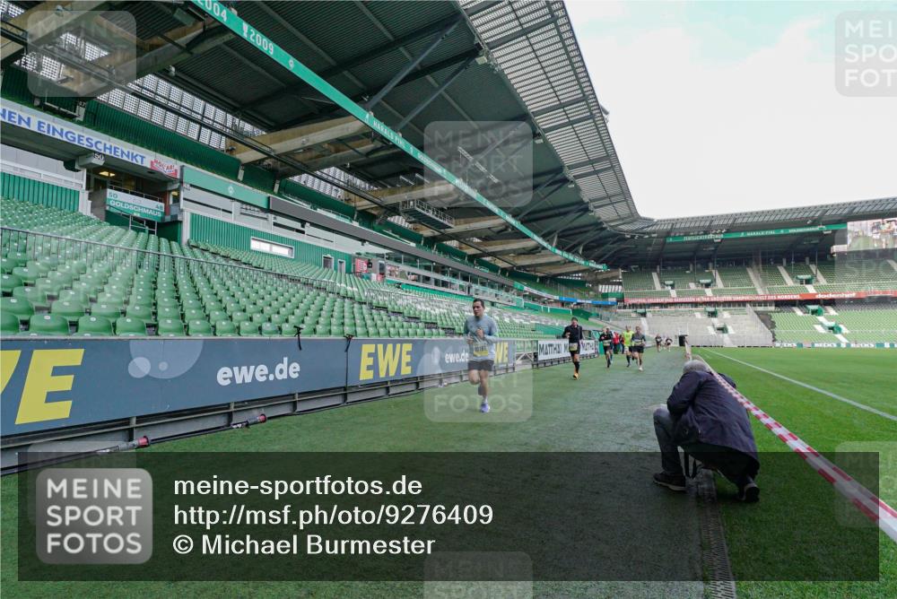 05.10.2025 - 20. swb-Marathon Bremen Michael Burmester http://msf.ph/oto/9276409 05.10.2025 10:23:17 Laufen im Stadion 9239, 9289, 9403, 9504, 9671, 9863, 9922, 10052, 10070, 10161, 10171, 10175, 10176, 10352, 10525, 10565, 10606, 10658, 10686, 10753, 10847, 10908, 10952, 10967, 11067, 11069, 11328, 11335, 11343, 11349, 11594, 7111, 10409, 10517, 11430 meine-sportfotos.de
