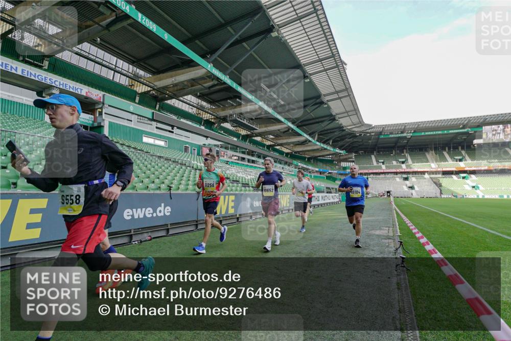 05.10.2025 - 20. swb-Marathon Bremen Michael Burmester http://msf.ph/oto/9276486 05.10.2025 10:25:01 Laufen im Stadion 8187, 9253, 9302, 9364, 9558, 9700, 9775, 10104, 10155, 10208, 10375, 10541, 10553, 10652, 10691, 10744, 10838, 10910, 10979, 11217, 11230, 11256, 11304, 11476, 11581, 11640, 11725, 9524, 10229, 10880, 11701 meine-sportfotos.de