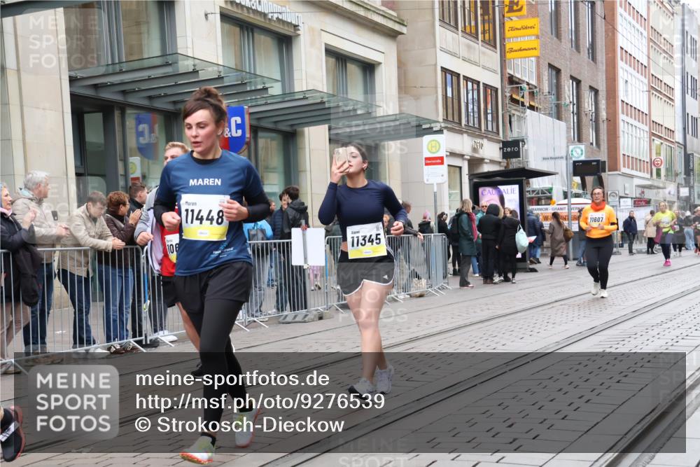05.10.2025 - 20. swb-Marathon Bremen Strokosch-Dieckow http://msf.ph/oto/9276539 05.10.2025 11:14:28 Ziel 9303, 9861, 9970, 10602, 10722, 11345, 11448, 11473, 11557, 11607, 9303, 9861, 9970, 10602, 10722, 11345, 11448, 11473, 11557, 11607 meine-sportfotos.de