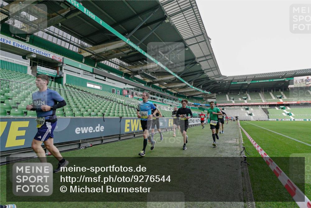 05.10.2025 - 20. swb-Marathon Bremen Michael Burmester http://msf.ph/oto/9276544 05.10.2025 10:26:55 Laufen im Stadion 28, 9009, 9202, 9250, 9270, 9285, 9290, 9351, 9362, 9396, 9400, 9411, 9545, 9590, 9678, 9709, 9876, 9878, 9885, 9897, 9921, 9960, 9961, 10045, 10053, 10090, 10091, 10092, 10277, 10351, 10411, 10431, 10447, 10568, 10633, 10634, 10649, 10682, 10750, 10773, 10792, 10823, 10898, 10947, 11362, 11585, 11645, 11648, 11683, 11714, 11715, 8000, 9170, 9963, 10044, 10304, 10559, 10624, 10780, 10816, 10851, 11488, 11617 meine-sportfotos.de