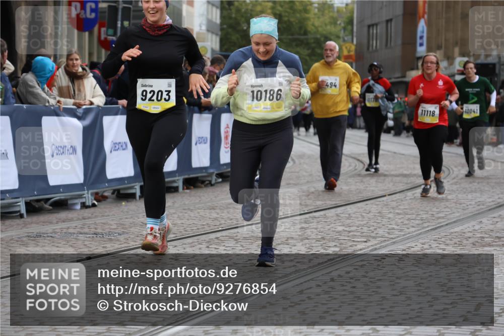 05.10.2025 - 20. swb-Marathon Bremen Strokosch-Dieckow http://msf.ph/oto/9276854 05.10.2025 11:12:52 Ziel 9203, 10186, 11118, 11252 meine-sportfotos.de