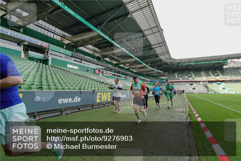 05.10.2025 - 20. swb-Marathon Bremen Michael Burmester http://msf.ph/oto/9276903 05.10.2025 10:28:07 Laufen im Stadion 1138, 7414, 9200, 9206, 9207, 9216, 9222, 9223, 9244, 9293, 9366, 9377, 9397, 9406, 9413, 9546, 9665, 9955, 10047, 10177, 10211, 10266, 10268, 10303, 10319, 10350, 10382, 10428, 10452, 10509, 10637, 10661, 10667, 10676, 10688, 10789, 10850, 10858, 10953, 11104, 11167, 11189, 11244, 11268, 11299, 11327, 11446, 11462, 11498, 11513, 11579, 11628, 11678, 11705, 28, 9339, 9500, 9670, 9709, 9711, 9961, 10634, 10639, 10750, 10898, 10947 meine-sportfotos.de