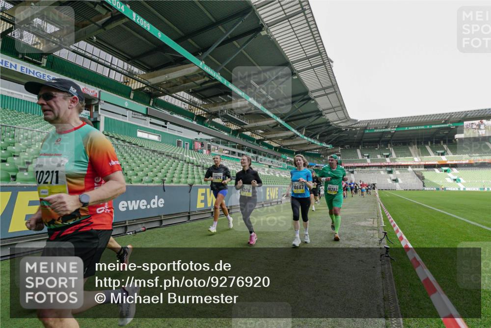 05.10.2025 - 20. swb-Marathon Bremen Michael Burmester http://msf.ph/oto/9276920 05.10.2025 10:28:08 Laufen im Stadion 1138, 7414, 9200, 9206, 9207, 9216, 9222, 9223, 9244, 9293, 9366, 9377, 9397, 9406, 9413, 9546, 9665, 9955, 10047, 10177, 10211, 10266, 10268, 10303, 10319, 10350, 10382, 10428, 10452, 10509, 10637, 10661, 10667, 10676, 10688, 10789, 10850, 10858, 10953, 11104, 11167, 11189, 11244, 11268, 11299, 11327, 11446, 11462, 11498, 11513, 11579, 11628, 11678, 11705, 28, 9339, 9500, 9670, 9709, 9711, 9961, 10634, 10639, 10750, 10947 meine-sportfotos.de