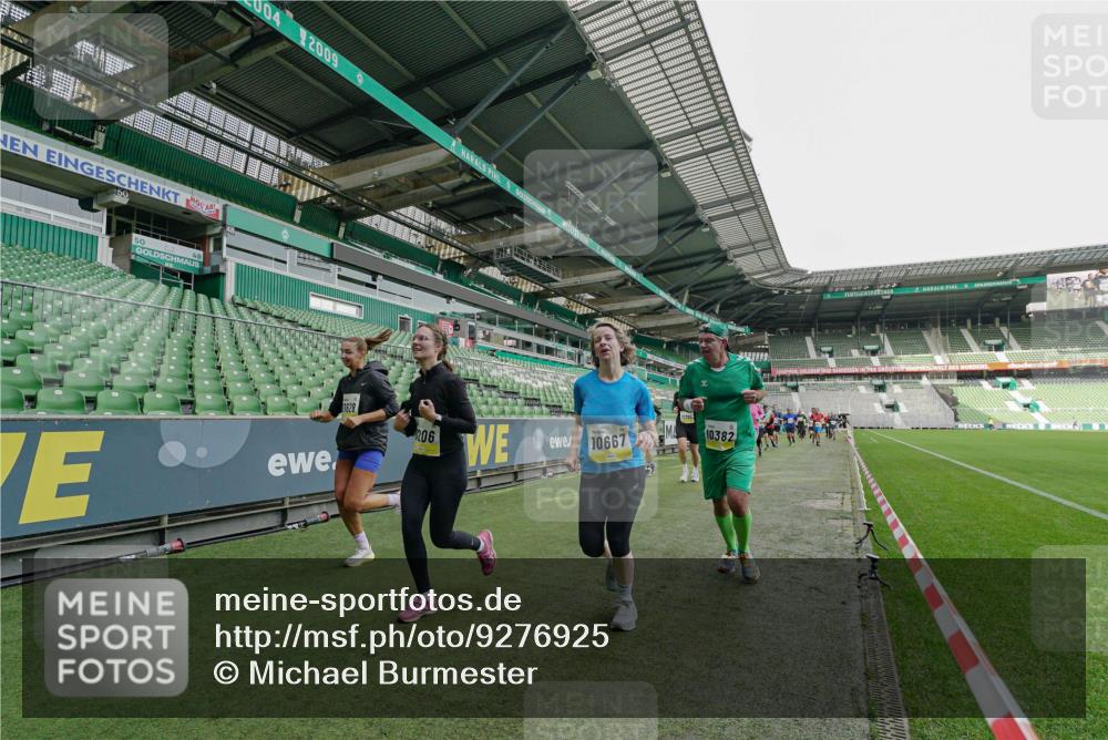 05.10.2025 - 20. swb-Marathon Bremen Michael Burmester http://msf.ph/oto/9276925 05.10.2025 10:28:08 Laufen im Stadion 1138, 7414, 9200, 9206, 9207, 9216, 9222, 9223, 9244, 9293, 9366, 9377, 9397, 9406, 9413, 9546, 9665, 9955, 10047, 10177, 10211, 10266, 10268, 10303, 10319, 10350, 10382, 10428, 10452, 10509, 10637, 10661, 10667, 10676, 10688, 10789, 10850, 10858, 10953, 11104, 11167, 11189, 11244, 11268, 11299, 11327, 11446, 11462, 11498, 11513, 11579, 11628, 11678, 11705, 28, 9339, 9500, 9670, 9709, 9711, 9961, 10634, 10639, 10750, 10947 meine-sportfotos.de