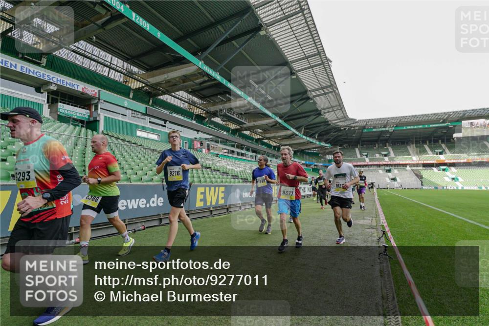 05.10.2025 - 20. swb-Marathon Bremen Michael Burmester http://msf.ph/oto/9277011 05.10.2025 10:28:16 Laufen im Stadion 1138, 7414, 9200, 9206, 9207, 9216, 9222, 9223, 9244, 9293, 9298, 9366, 9377, 9397, 9406, 9413, 9546, 9562, 9665, 9706, 9955, 10047, 10109, 10177, 10211, 10266, 10268, 10303, 10319, 10350, 10382, 10428, 10452, 10509, 10519, 10637, 10661, 10667, 10676, 10688, 10789, 10850, 10858, 10875, 10931, 10953, 10973, 11104, 11167, 11189, 11244, 11248, 11268, 11299, 11327, 11330, 11357, 11462, 11498, 11513, 11561, 11579, 11628, 11705, 9339, 9500, 9670, 9711, 10639 meine-sportfotos.de