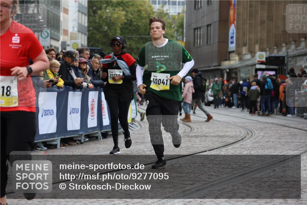 05.10.2025 - 20. swb-Marathon Bremen Strokosch-Dieckow http://msf.ph/oto/9277095 05.10.2025 11:12:58 Ziel 10041, 11118, 11494 meine-sportfotos.de