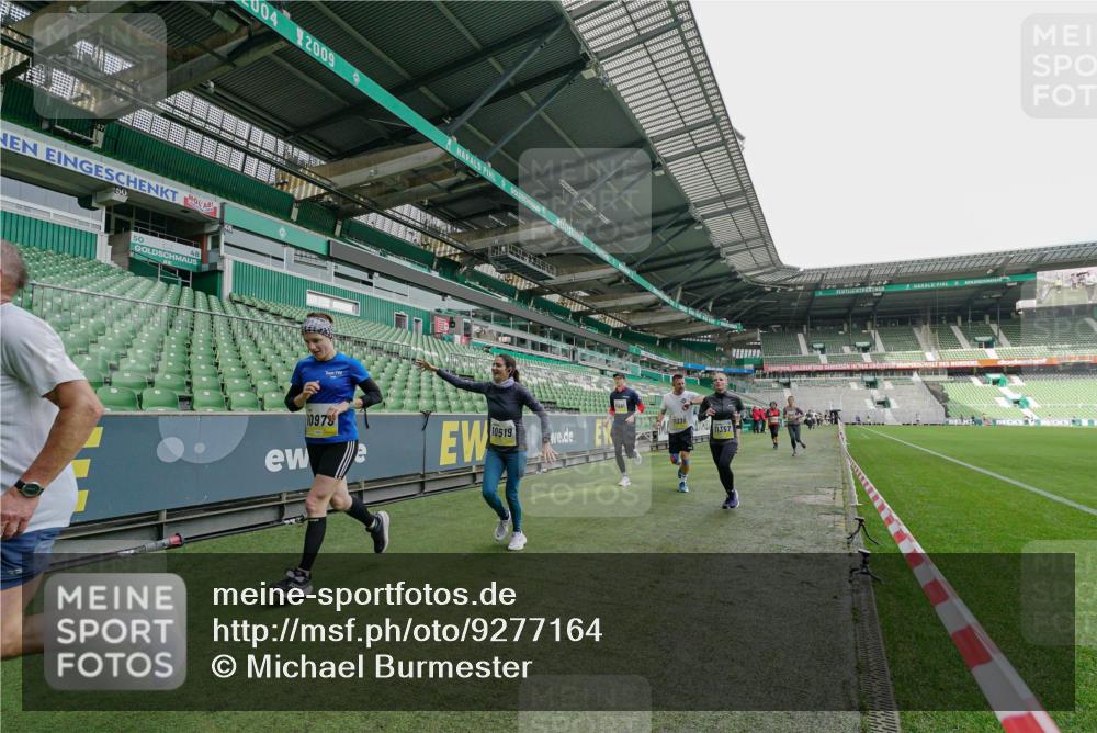 05.10.2025 - 20. swb-Marathon Bremen Michael Burmester http://msf.ph/oto/9277164 05.10.2025 10:28:32 Laufen im Stadion 1138, 7414, 9200, 9206, 9207, 9216, 9222, 9223, 9244, 9293, 9298, 9366, 9377, 9404, 9406, 9413, 9562, 9665, 9706, 9810, 9955, 10047, 10109, 10131, 10177, 10211, 10266, 10268, 10303, 10319, 10350, 10382, 10428, 10509, 10519, 10661, 10667, 10688, 10789, 10850, 10858, 10875, 10931, 10953, 10973, 11104, 11189, 11244, 11248, 11268, 11327, 11330, 11357, 11498, 11513, 11561, 11573, 11579, 11628, 11705, 9397, 9546, 10452, 10637, 10676, 11167 meine-sportfotos.de