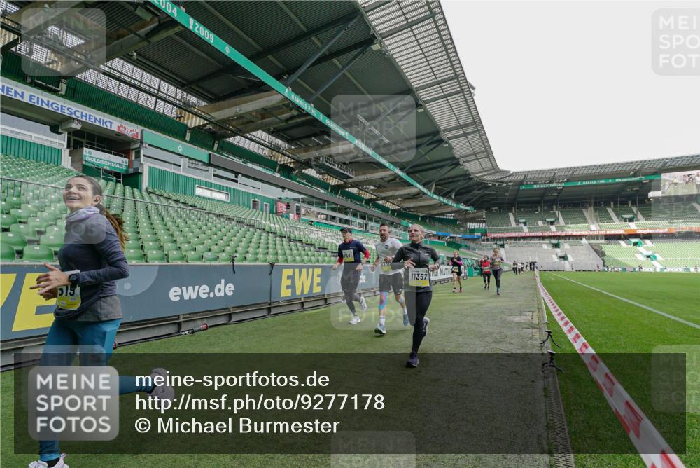 05.10.2025 - 20. swb-Marathon Bremen Michael Burmester http://msf.ph/oto/9277178 05.10.2025 10:28:33 Laufen im Stadion 1138, 7414, 9200, 9206, 9207, 9216, 9222, 9223, 9244, 9293, 9298, 9366, 9377, 9404, 9406, 9413, 9562, 9665, 9706, 9810, 9955, 10047, 10062, 10109, 10131, 10177, 10211, 10266, 10268, 10303, 10319, 10350, 10382, 10428, 10509, 10519, 10661, 10667, 10688, 10789, 10850, 10858, 10875, 10931, 10953, 10973, 11104, 11189, 11244, 11248, 11268, 11327, 11330, 11357, 11498, 11513, 11561, 11573, 11579, 11628, 11705, 9397, 9546, 10452, 10637, 10661, 10676, 11167 meine-sportfotos.de
