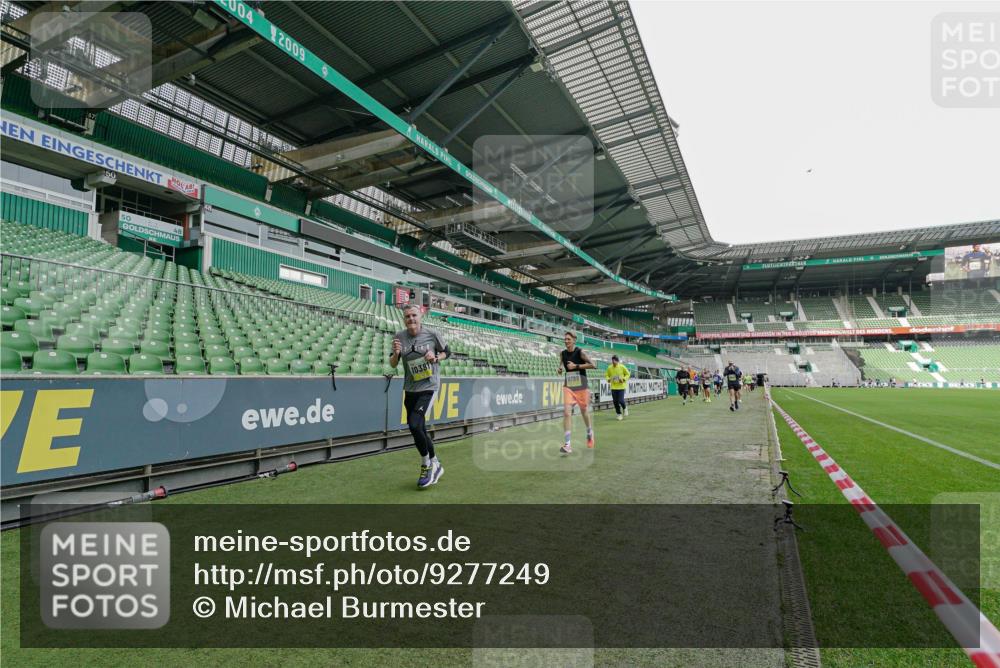 05.10.2025 - 20. swb-Marathon Bremen Michael Burmester http://msf.ph/oto/9277249 05.10.2025 10:28:57 Laufen im Stadion 9216, 9218, 9298, 9366, 9377, 9404, 9406, 9428, 9478, 9556, 9562, 9626, 9627, 9641, 9665, 9693, 9706, 9729, 9810, 9955, 9969, 9986, 10047, 10062, 10089, 10109, 10131, 10266, 10268, 10303, 10350, 10381, 10428, 10519, 10723, 10733, 10789, 10799, 10875, 10888, 10929, 10931, 10953, 10973, 11057, 11104, 11119, 11244, 11248, 11292, 11330, 11357, 11498, 11513, 11561, 11573, 11579, 11637, 1138, 7414, 9200, 9206, 9207, 9222, 9223, 9244, 9293, 9413, 10177, 10211, 10319 meine-sportfotos.de