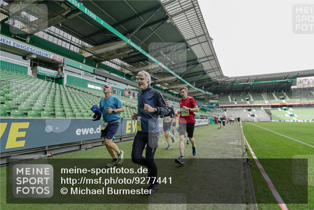 05.10.2025 - 20. swb-Marathon Bremen Michael Burmester http://msf.ph/oto/9277441 05.10.2025 10:29:23 Laufen im Stadion 8787, 9218, 9233, 9385, 9428, 9437, 9478, 9555, 9556, 9583, 9626, 9627, 9630, 9641, 9674, 9689, 9693, 9696, 9704, 9729, 9761, 9889, 9924, 9929, 9958, 9969, 9986, 10062, 10073, 10089, 10381, 10400, 10601, 10685, 10715, 10723, 10733, 10799, 10868, 10877, 10888, 10929, 10951, 10968, 11005, 11022, 11057, 11119, 11187, 11208, 11288, 11292, 11573, 11637, 9298, 9404, 9562, 9665, 9706, 9955, 10109, 10268, 10303, 10519, 10875, 10931 meine-sportfotos.de