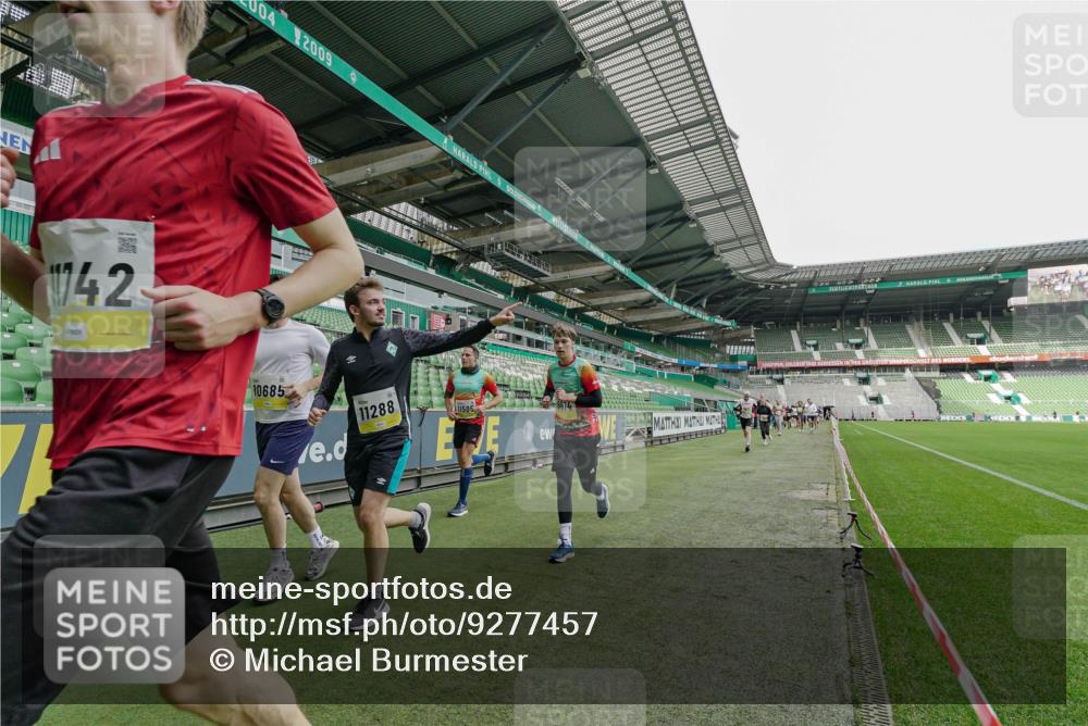 05.10.2025 - 20. swb-Marathon Bremen Michael Burmester http://msf.ph/oto/9277457 05.10.2025 10:29:24 Laufen im Stadion 8787, 9218, 9233, 9385, 9428, 9437, 9478, 9485, 9555, 9556, 9583, 9626, 9627, 9630, 9641, 9674, 9689, 9693, 9696, 9704, 9729, 9761, 9889, 9924, 9929, 9958, 9969, 9986, 10062, 10073, 10089, 10381, 10400, 10534, 10601, 10685, 10715, 10723, 10733, 10799, 10868, 10877, 10888, 10929, 10951, 10968, 11005, 11022, 11057, 11119, 11187, 11208, 11288, 11292, 11573, 11637, 9298, 9404, 9562, 9665, 9706, 9955, 10109, 10303, 10519, 10875, 10931 meine-sportfotos.de