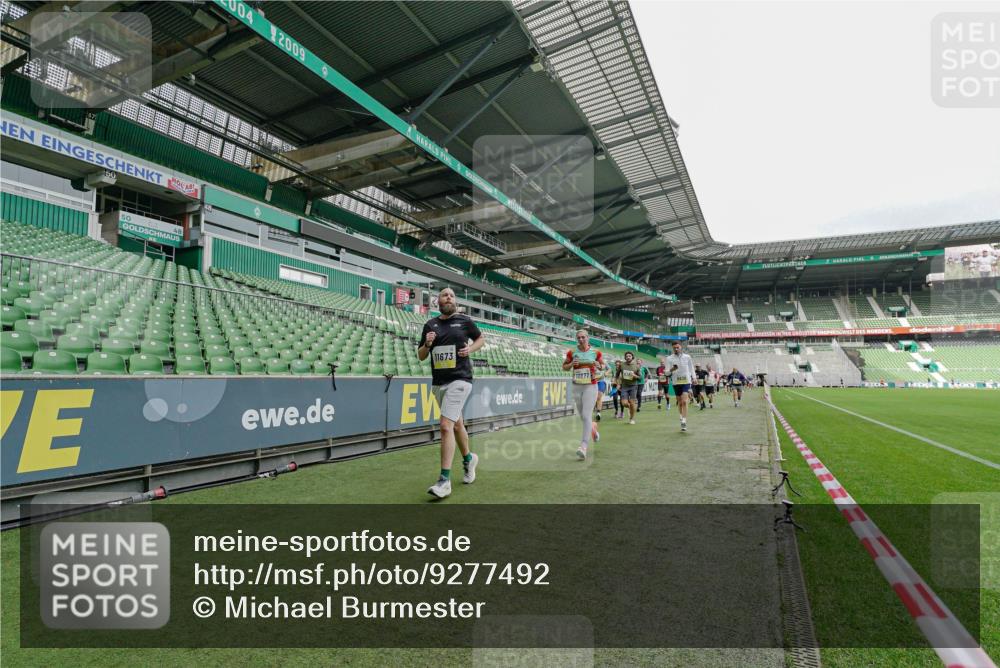 05.10.2025 - 20. swb-Marathon Bremen Michael Burmester http://msf.ph/oto/9277492 05.10.2025 10:29:31 Laufen im Stadion 8787, 8866, 9014, 9218, 9233, 9369, 9385, 9428, 9437, 9478, 9485, 9555, 9556, 9578, 9583, 9626, 9627, 9630, 9641, 9674, 9689, 9693, 9696, 9704, 9729, 9740, 9761, 9889, 9924, 9929, 9958, 9969, 9986, 10062, 10073, 10089, 10118, 10170, 10381, 10400, 10534, 10601, 10685, 10715, 10723, 10726, 10733, 10799, 10868, 10877, 10888, 10929, 10932, 10951, 10968, 11005, 11022, 11057, 11119, 11187, 11208, 11288, 11292, 11637, 9404, 9562, 10109, 10519, 10875, 10931 meine-sportfotos.de