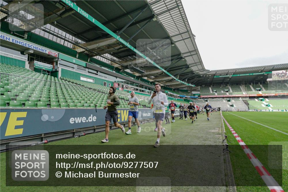 05.10.2025 - 20. swb-Marathon Bremen Michael Burmester http://msf.ph/oto/9277507 05.10.2025 10:29:34 Laufen im Stadion 8787, 8866, 9014, 9218, 9233, 9369, 9385, 9428, 9437, 9478, 9485, 9555, 9556, 9578, 9579, 9583, 9626, 9627, 9630, 9641, 9658, 9674, 9689, 9693, 9696, 9704, 9729, 9740, 9761, 9803, 9889, 9924, 9929, 9958, 9969, 9986, 10073, 10089, 10118, 10170, 10381, 10400, 10432, 10534, 10601, 10685, 10715, 10723, 10726, 10733, 10799, 10868, 10877, 10888, 10923, 10929, 10932, 10951, 10968, 11005, 11022, 11057, 11119, 11187, 11208, 11288, 11292, 11637, 9404, 9562, 10519 meine-sportfotos.de