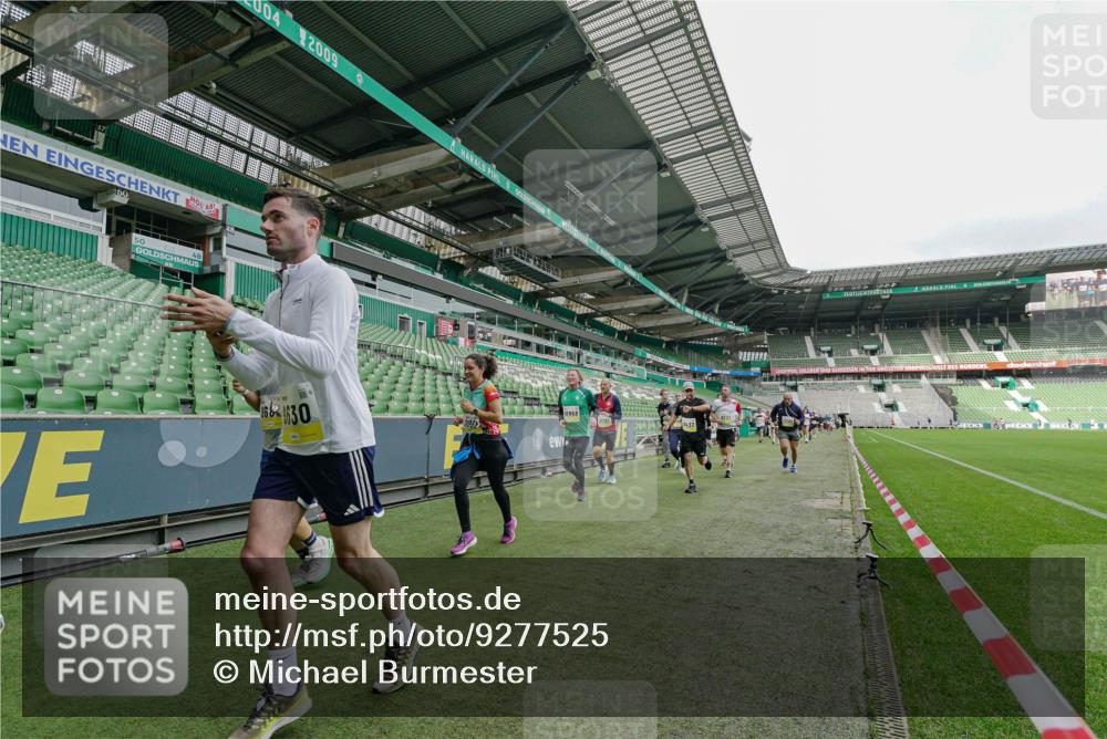 05.10.2025 - 20. swb-Marathon Bremen Michael Burmester http://msf.ph/oto/9277525 05.10.2025 10:29:35 Laufen im Stadion 8787, 8866, 9014, 9218, 9233, 9369, 9385, 9428, 9437, 9478, 9485, 9555, 9556, 9578, 9579, 9583, 9626, 9627, 9630, 9641, 9658, 9674, 9689, 9693, 9696, 9704, 9729, 9740, 9761, 9803, 9889, 9924, 9929, 9958, 9969, 9986, 10073, 10089, 10118, 10170, 10381, 10400, 10432, 10534, 10601, 10685, 10715, 10723, 10726, 10733, 10799, 10868, 10877, 10923, 10929, 10932, 10951, 10968, 11005, 11022, 11057, 11119, 11187, 11208, 11288, 11292, 11298, 11637, 9404, 9562 meine-sportfotos.de