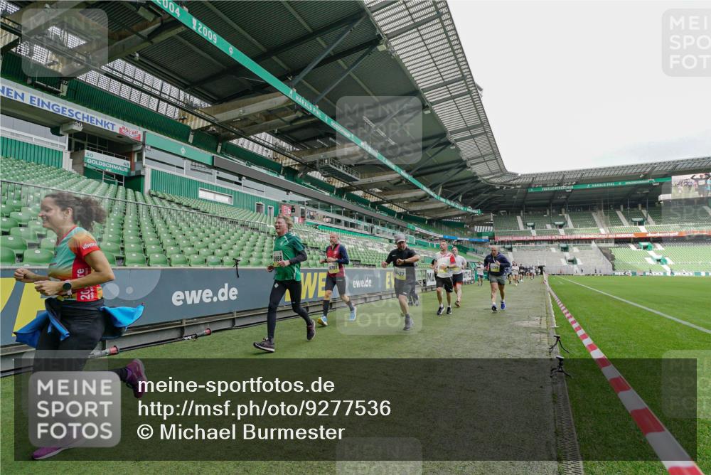 05.10.2025 - 20. swb-Marathon Bremen Michael Burmester http://msf.ph/oto/9277536 05.10.2025 10:29:36 Laufen im Stadion 8787, 8866, 9014, 9218, 9233, 9369, 9385, 9428, 9437, 9478, 9485, 9555, 9556, 9578, 9579, 9583, 9626, 9627, 9630, 9641, 9658, 9674, 9689, 9693, 9696, 9704, 9729, 9740, 9761, 9803, 9889, 9924, 9929, 9958, 9969, 9986, 10073, 10089, 10118, 10170, 10381, 10400, 10432, 10534, 10601, 10685, 10715, 10723, 10726, 10733, 10799, 10868, 10877, 10923, 10929, 10932, 10951, 10968, 11005, 11022, 11057, 11119, 11187, 11208, 11288, 11298, 9404 meine-sportfotos.de