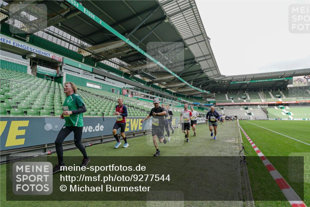 05.10.2025 - 20. swb-Marathon Bremen Michael Burmester http://msf.ph/oto/9277544 05.10.2025 10:29:36 Laufen im Stadion 8787, 8866, 9014, 9218, 9233, 9369, 9385, 9428, 9437, 9478, 9485, 9555, 9556, 9578, 9579, 9583, 9626, 9627, 9630, 9641, 9658, 9674, 9689, 9693, 9696, 9704, 9729, 9740, 9761, 9803, 9889, 9924, 9929, 9958, 9969, 9986, 10073, 10089, 10118, 10170, 10381, 10400, 10432, 10534, 10601, 10685, 10715, 10723, 10726, 10733, 10799, 10868, 10877, 10923, 10929, 10932, 10951, 10968, 11005, 11022, 11057, 11119, 11187, 11208, 11288, 11298, 9404 meine-sportfotos.de