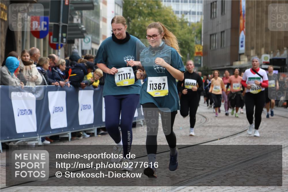 05.10.2025 - 20. swb-Marathon Bremen Strokosch-Dieckow http://msf.ph/oto/9277616 05.10.2025 11:13:25 Ziel 10273, 11117, 11367 meine-sportfotos.de