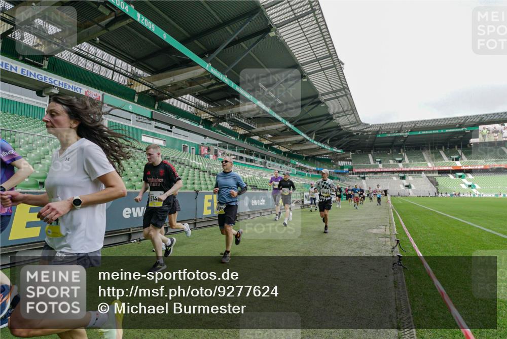 05.10.2025 - 20. swb-Marathon Bremen Michael Burmester http://msf.ph/oto/9277624 05.10.2025 10:29:46 Laufen im Stadion 7202, 8787, 8866, 9014, 9199, 9218, 9233, 9261, 9369, 9385, 9428, 9435, 9437, 9452, 9485, 9555, 9556, 9578, 9579, 9583, 9626, 9627, 9630, 9658, 9674, 9689, 9693, 9696, 9704, 9729, 9740, 9761, 9803, 9832, 9889, 9924, 9929, 9958, 9969, 9986, 10073, 10089, 10118, 10170, 10246, 10376, 10400, 10432, 10534, 10601, 10673, 10685, 10715, 10723, 10726, 10733, 10781, 10868, 10877, 10923, 10929, 10932, 10951, 10968, 11005, 11022, 11091, 11119, 11177, 11187, 11208, 11288, 11298 meine-sportfotos.de