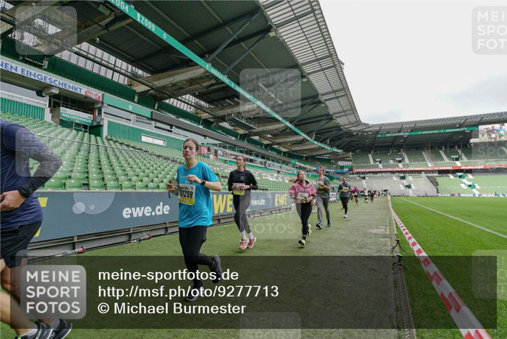 05.10.2025 - 20. swb-Marathon Bremen Michael Burmester http://msf.ph/oto/9277713 05.10.2025 10:29:55 Laufen im Stadion 7202, 8787, 8866, 9014, 9199, 9233, 9255, 9259, 9261, 9369, 9385, 9428, 9435, 9437, 9452, 9485, 9555, 9578, 9579, 9583, 9630, 9658, 9674, 9689, 9696, 9704, 9729, 9740, 9761, 9803, 9832, 9889, 9924, 9929, 9958, 9975, 10022, 10073, 10118, 10159, 10170, 10246, 10376, 10400, 10432, 10443, 10534, 10548, 10601, 10673, 10685, 10715, 10726, 10733, 10781, 10868, 10873, 10877, 10923, 10932, 10951, 10968, 11005, 11022, 11091, 11177, 11187, 11208, 11288, 11298, 9556 meine-sportfotos.de