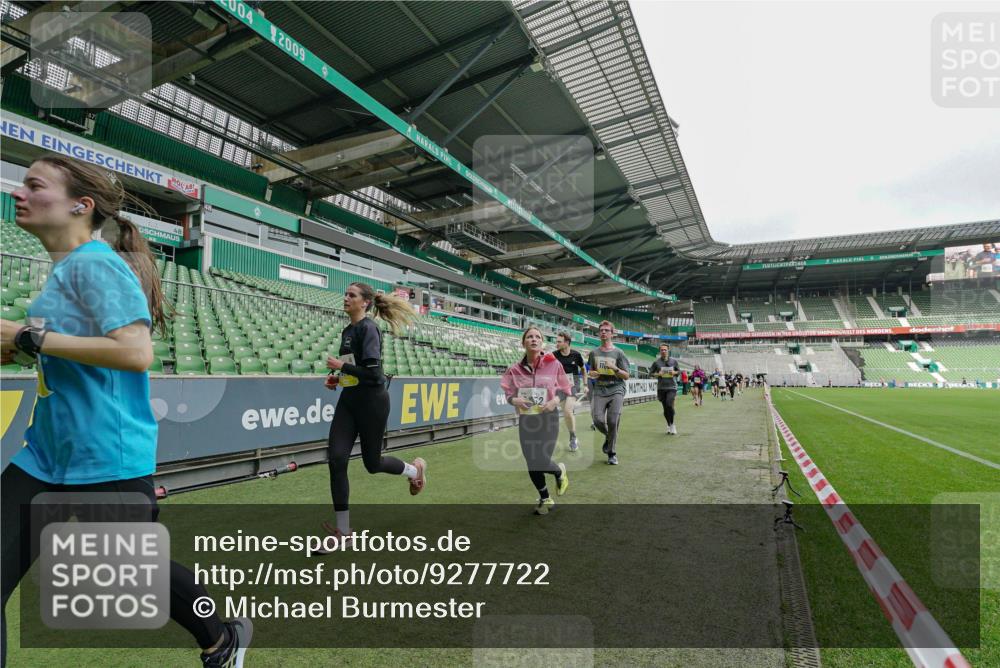 05.10.2025 - 20. swb-Marathon Bremen Michael Burmester http://msf.ph/oto/9277722 05.10.2025 10:29:55 Laufen im Stadion 7202, 8787, 8866, 9014, 9199, 9233, 9255, 9259, 9261, 9369, 9385, 9428, 9435, 9437, 9452, 9485, 9555, 9578, 9579, 9583, 9630, 9658, 9674, 9689, 9696, 9704, 9729, 9740, 9761, 9803, 9832, 9889, 9924, 9929, 9958, 9975, 10022, 10073, 10118, 10159, 10170, 10246, 10376, 10400, 10432, 10443, 10534, 10548, 10601, 10673, 10685, 10715, 10726, 10733, 10781, 10868, 10873, 10877, 10923, 10932, 10951, 10968, 11005, 11022, 11091, 11177, 11187, 11208, 11288, 11298, 9556 meine-sportfotos.de