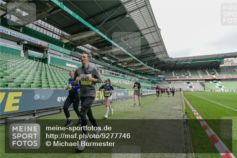 05.10.2025 - 20. swb-Marathon Bremen Michael Burmester http://msf.ph/oto/9277746 05.10.2025 10:29:58 Laufen im Stadion 7202, 8787, 8866, 9014, 9199, 9233, 9240, 9255, 9259, 9261, 9369, 9385, 9435, 9437, 9452, 9485, 9555, 9578, 9579, 9583, 9630, 9658, 9674, 9689, 9696, 9704, 9740, 9761, 9803, 9832, 9889, 9924, 9929, 9958, 9975, 10022, 10073, 10118, 10159, 10170, 10221, 10246, 10376, 10392, 10400, 10432, 10443, 10534, 10548, 10601, 10673, 10685, 10715, 10726, 10781, 10868, 10873, 10877, 10923, 10932, 10951, 10968, 11005, 11022, 11091, 11177, 11187, 11208, 11288, 11298, 9556 meine-sportfotos.de