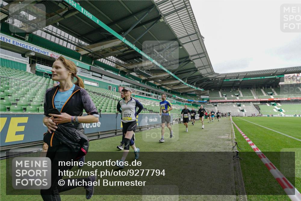 05.10.2025 - 20. swb-Marathon Bremen Michael Burmester http://msf.ph/oto/9277794 05.10.2025 10:30:05 Laufen im Stadion 7202, 8787, 8866, 9014, 9199, 9209, 9233, 9240, 9255, 9259, 9261, 9369, 9385, 9435, 9437, 9452, 9485, 9578, 9579, 9583, 9630, 9658, 9663, 9674, 9689, 9704, 9740, 9761, 9803, 9832, 9889, 9906, 9924, 9958, 9975, 10022, 10073, 10118, 10159, 10170, 10221, 10246, 10376, 10392, 10400, 10432, 10443, 10507, 10534, 10548, 10673, 10685, 10726, 10781, 10868, 10873, 10877, 10923, 10932, 10951, 10968, 11022, 11091, 11177, 11208, 11288, 11298, 11319, 9556 meine-sportfotos.de