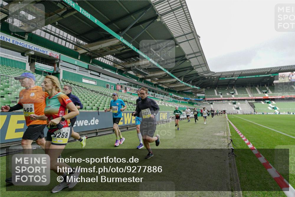 05.10.2025 - 20. swb-Marathon Bremen Michael Burmester http://msf.ph/oto/9277886 05.10.2025 10:30:12 Laufen im Stadion 7202, 7733, 8866, 9014, 9199, 9209, 9233, 9240, 9251, 9255, 9259, 9261, 9299, 9317, 9369, 9385, 9435, 9437, 9452, 9485, 9578, 9579, 9583, 9630, 9658, 9663, 9689, 9704, 9740, 9761, 9803, 9832, 9888, 9889, 9906, 9966, 9975, 10022, 10043, 10118, 10159, 10170, 10221, 10224, 10227, 10241, 10246, 10346, 10376, 10392, 10432, 10443, 10507, 10534, 10548, 10581, 10584, 10673, 10726, 10781, 10868, 10873, 10877, 10923, 10932, 10968, 11091, 11177, 11208, 11298, 11319, 8787 meine-sportfotos.de