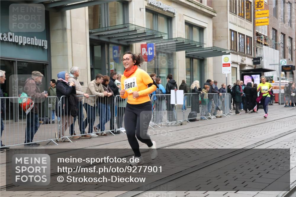 05.10.2025 - 20. swb-Marathon Bremen Strokosch-Dieckow http://msf.ph/oto/9277901 05.10.2025 11:14:34 Ziel 9303, 10496, 10602, 10647, 11107, 11345, 11448, 11557, 11607, 9303, 10496, 10602, 10647, 11107, 11345, 11448, 11557, 11607 meine-sportfotos.de
