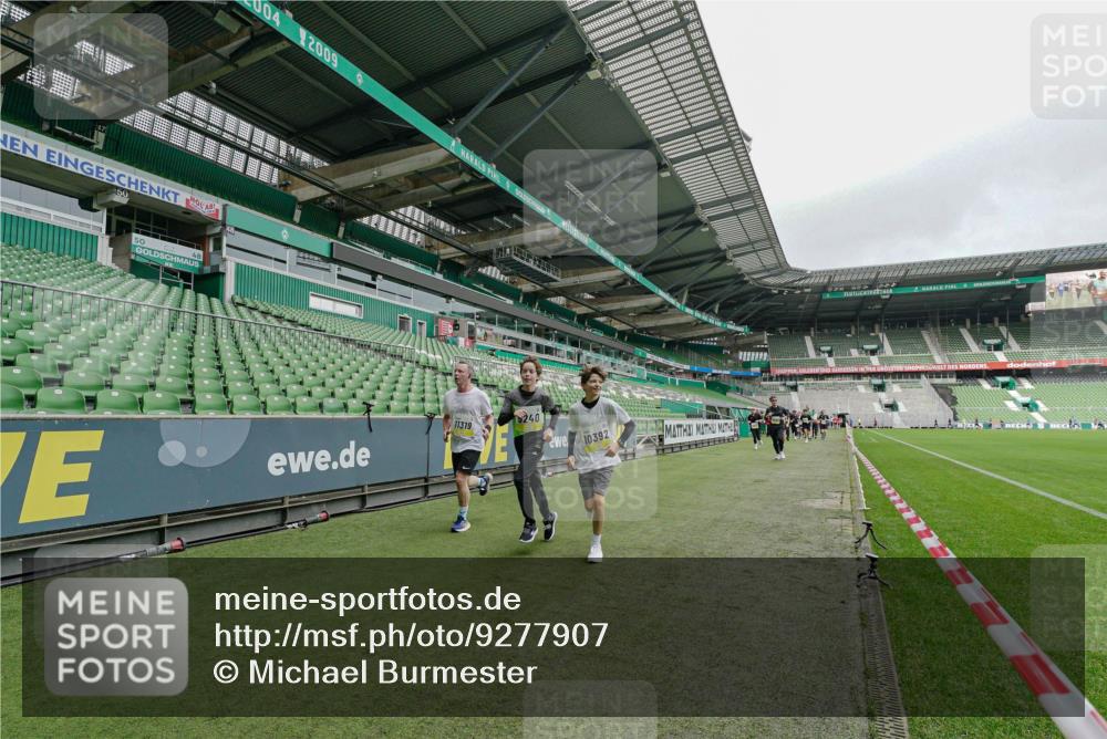 05.10.2025 - 20. swb-Marathon Bremen Michael Burmester http://msf.ph/oto/9277907 05.10.2025 10:30:16 Laufen im Stadion 7202, 7733, 8866, 9014, 9199, 9209, 9233, 9240, 9251, 9255, 9259, 9261, 9299, 9317, 9369, 9385, 9435, 9437, 9452, 9482, 9485, 9578, 9579, 9583, 9658, 9663, 9689, 9704, 9740, 9761, 9803, 9832, 9888, 9889, 9906, 9966, 9975, 9987, 10022, 10043, 10118, 10159, 10170, 10221, 10224, 10227, 10241, 10246, 10254, 10346, 10376, 10392, 10432, 10443, 10507, 10534, 10548, 10581, 10584, 10673, 10726, 10781, 10868, 10873, 10923, 10932, 10968, 11091, 11177, 11208, 11298, 11319, 8787 meine-sportfotos.de