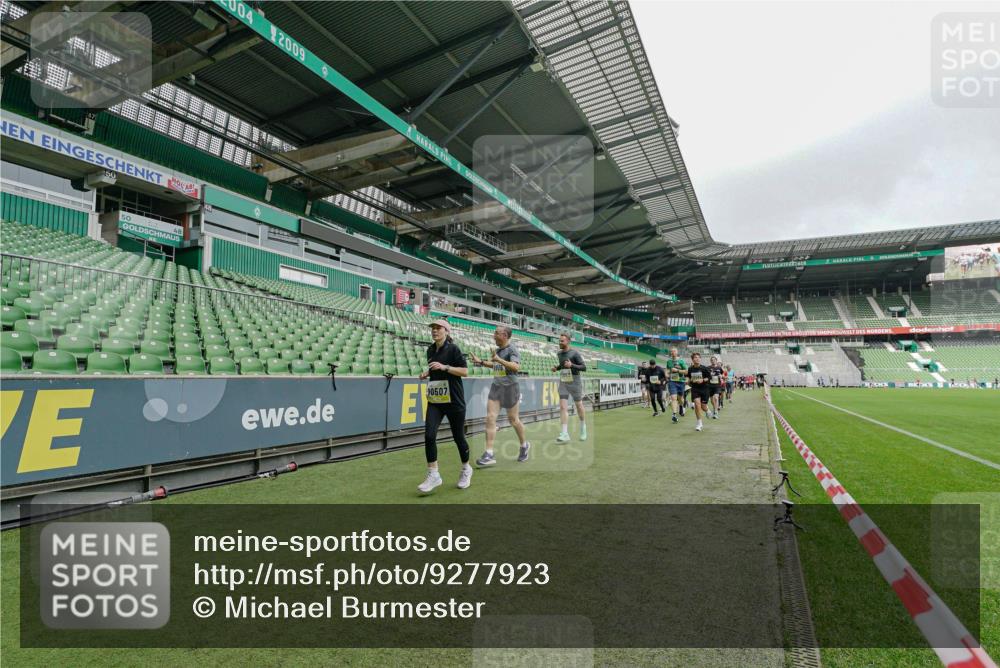 05.10.2025 - 20. swb-Marathon Bremen Michael Burmester http://msf.ph/oto/9277923 05.10.2025 10:30:22 Laufen im Stadion 7202, 7733, 8866, 9014, 9199, 9209, 9230, 9240, 9251, 9255, 9259, 9261, 9299, 9317, 9369, 9435, 9452, 9482, 9485, 9501, 9578, 9579, 9583, 9658, 9663, 9740, 9803, 9832, 9888, 9906, 9966, 9975, 9987, 10022, 10043, 10118, 10159, 10170, 10221, 10224, 10227, 10241, 10246, 10254, 10346, 10376, 10378, 10392, 10432, 10443, 10507, 10534, 10548, 10581, 10584, 10625, 10673, 10726, 10781, 10873, 10923, 10932, 11091, 11177, 11298, 11319, 8787 meine-sportfotos.de