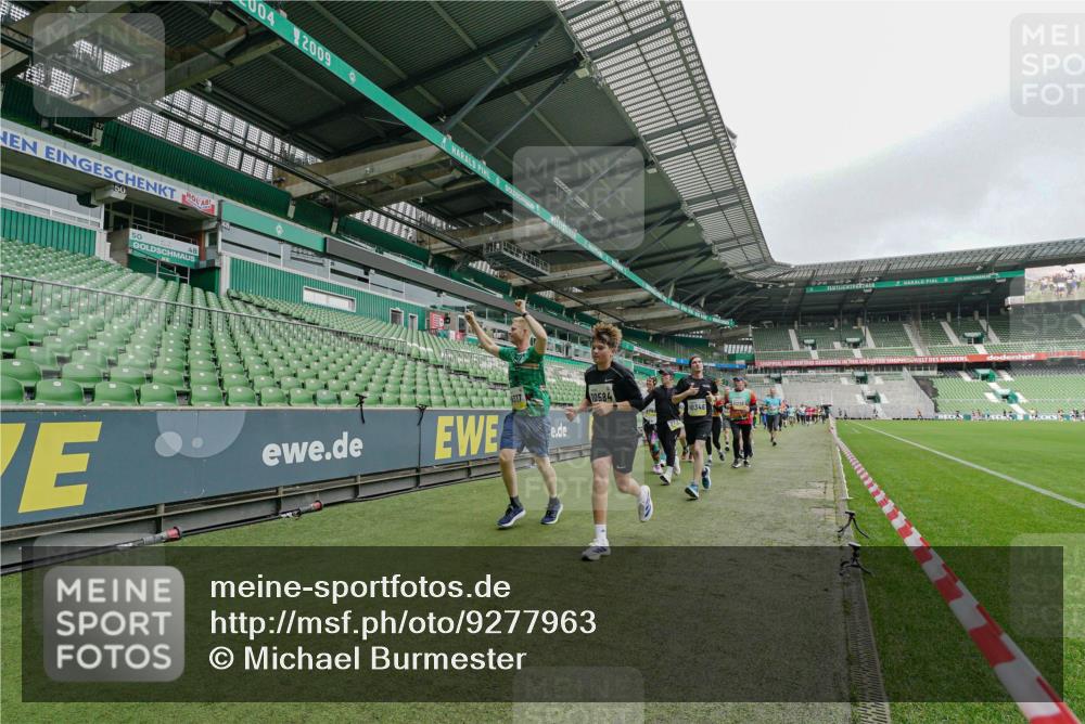 05.10.2025 - 20. swb-Marathon Bremen Michael Burmester http://msf.ph/oto/9277963 05.10.2025 10:30:25 Laufen im Stadion 7202, 7733, 8866, 9014, 9199, 9209, 9214, 9230, 9240, 9251, 9255, 9259, 9261, 9299, 9317, 9333, 9369, 9435, 9452, 9482, 9501, 9578, 9579, 9658, 9663, 9740, 9787, 9803, 9832, 9888, 9894, 9906, 9966, 9975, 9987, 10022, 10043, 10066, 10118, 10159, 10170, 10221, 10224, 10227, 10241, 10246, 10254, 10346, 10376, 10378, 10380, 10392, 10432, 10443, 10507, 10548, 10556, 10581, 10584, 10625, 10673, 10726, 10781, 10873, 10923, 10932, 11091, 11177, 11298, 11319, 8787 meine-sportfotos.de