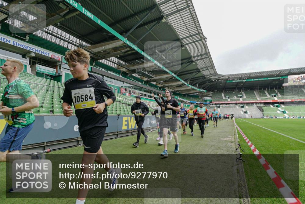 05.10.2025 - 20. swb-Marathon Bremen Michael Burmester http://msf.ph/oto/9277970 05.10.2025 10:30:26 Laufen im Stadion 7202, 7733, 8866, 9014, 9199, 9209, 9214, 9230, 9240, 9251, 9255, 9259, 9261, 9299, 9317, 9333, 9369, 9435, 9452, 9482, 9501, 9578, 9579, 9658, 9663, 9740, 9787, 9803, 9832, 9888, 9894, 9906, 9966, 9975, 9987, 10022, 10043, 10066, 10118, 10159, 10170, 10221, 10224, 10227, 10241, 10246, 10251, 10254, 10346, 10376, 10378, 10380, 10392, 10432, 10443, 10507, 10548, 10556, 10581, 10584, 10625, 10673, 10726, 10781, 10873, 10923, 10932, 11091, 11177, 11298, 11319, 8787 meine-sportfotos.de