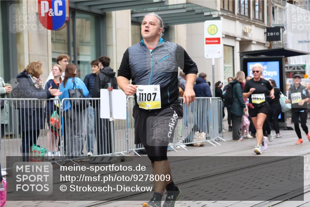 05.10.2025 - 20. swb-Marathon Bremen Strokosch-Dieckow http://msf.ph/oto/9278009 05.10.2025 11:14:38 Ziel 9303, 10496, 10602, 10647, 10984, 11107, 11345, 11448, 11557, 11607, 11635, 9303, 10496, 10602, 10647, 10984, 11107, 11345, 11448, 11557, 11607, 11635 meine-sportfotos.de