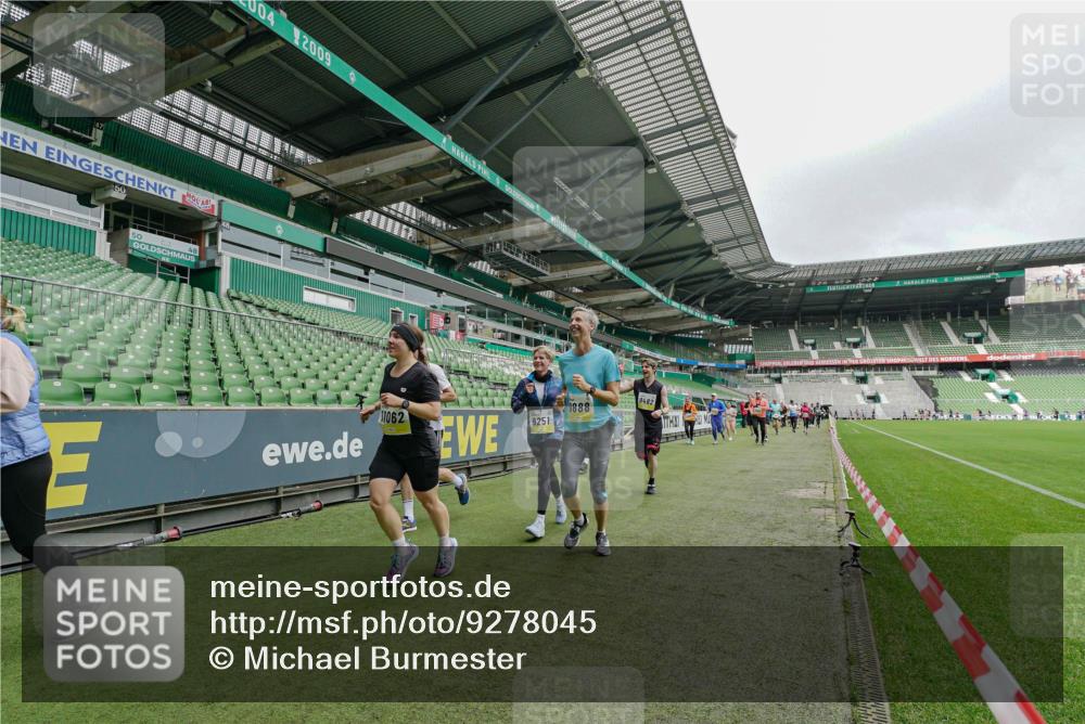 05.10.2025 - 20. swb-Marathon Bremen Michael Burmester http://msf.ph/oto/9278045 05.10.2025 10:30:31 Laufen im Stadion 7202, 7733, 9199, 9209, 9214, 9230, 9240, 9251, 9255, 9259, 9261, 9299, 9317, 9333, 9399, 9435, 9452, 9482, 9501, 9578, 9579, 9658, 9663, 9676, 9787, 9803, 9832, 9888, 9894, 9906, 9966, 9975, 9987, 10022, 10043, 10066, 10159, 10221, 10224, 10227, 10241, 10246, 10251, 10254, 10346, 10376, 10378, 10380, 10392, 10432, 10443, 10507, 10548, 10556, 10581, 10584, 10625, 10673, 10781, 10873, 10923, 11091, 11177, 11298, 11319, 9014, 9369, 9578, 10170, 10932 meine-sportfotos.de