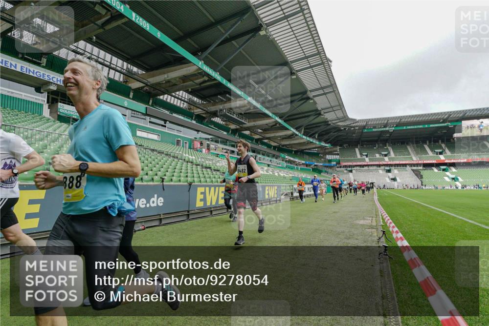 05.10.2025 - 20. swb-Marathon Bremen Michael Burmester http://msf.ph/oto/9278054 05.10.2025 10:30:32 Laufen im Stadion 7202, 7733, 9199, 9209, 9214, 9230, 9240, 9251, 9255, 9259, 9261, 9299, 9317, 9333, 9399, 9435, 9452, 9482, 9501, 9579, 9645, 9658, 9663, 9676, 9787, 9803, 9832, 9888, 9894, 9906, 9966, 9975, 9987, 10022, 10043, 10066, 10159, 10221, 10224, 10227, 10241, 10246, 10251, 10254, 10346, 10376, 10378, 10380, 10392, 10432, 10443, 10507, 10548, 10556, 10581, 10584, 10625, 10673, 10781, 10873, 10923, 11091, 11177, 11298, 11319, 9014, 9369, 9578, 9579, 10170, 10932 meine-sportfotos.de