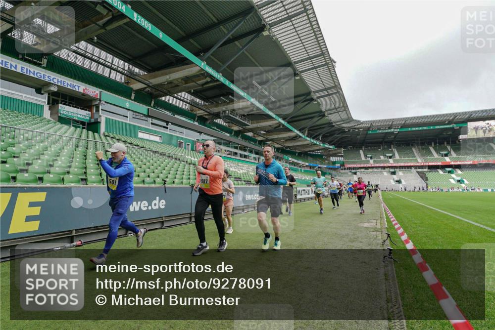 05.10.2025 - 20. swb-Marathon Bremen Michael Burmester http://msf.ph/oto/9278091 05.10.2025 10:30:37 Laufen im Stadion 7202, 7733, 9199, 9209, 9214, 9230, 9240, 9251, 9255, 9259, 9261, 9299, 9317, 9333, 9399, 9435, 9452, 9482, 9501, 9645, 9663, 9676, 9683, 9708, 9787, 9832, 9888, 9894, 9906, 9966, 9975, 9987, 10022, 10043, 10066, 10159, 10221, 10224, 10227, 10241, 10246, 10251, 10254, 10346, 10376, 10378, 10380, 10392, 10443, 10479, 10507, 10548, 10556, 10581, 10584, 10625, 10673, 10781, 10873, 11091, 11177, 11319, 9014, 9261, 9369, 9578, 9579, 9658, 9803, 10170, 10432, 10923, 10932 meine-sportfotos.de
