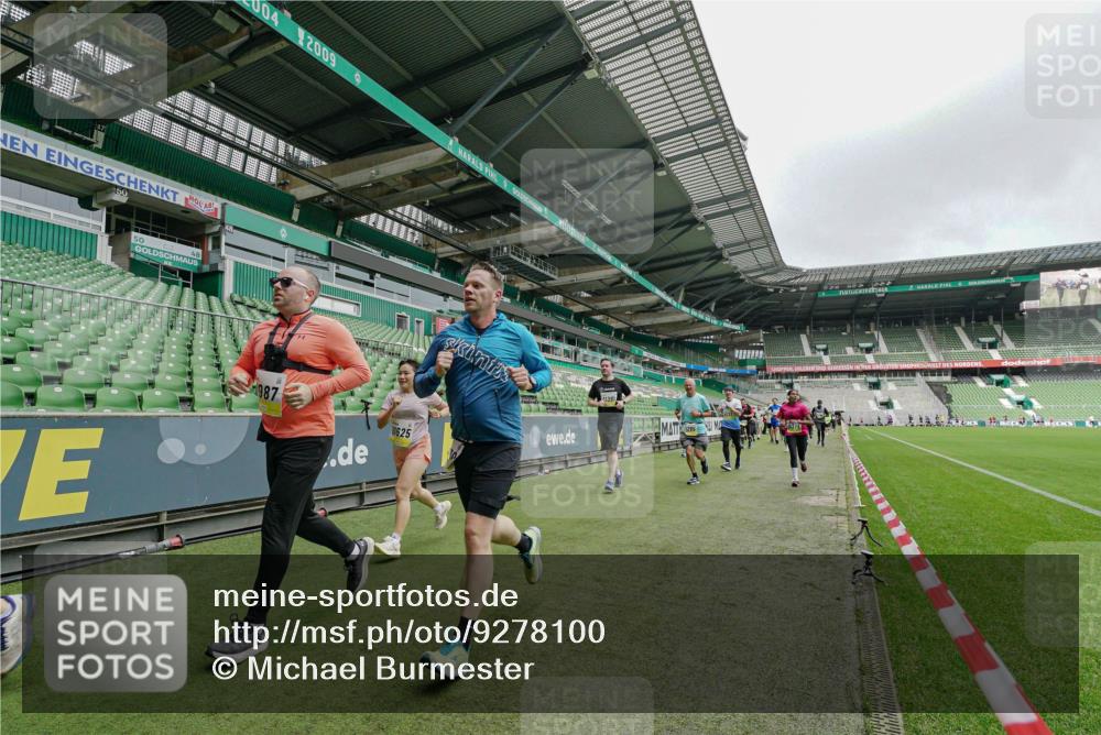 05.10.2025 - 20. swb-Marathon Bremen Michael Burmester http://msf.ph/oto/9278100 05.10.2025 10:30:37 Laufen im Stadion 7202, 7733, 9199, 9209, 9214, 9230, 9240, 9251, 9255, 9259, 9261, 9299, 9317, 9333, 9399, 9435, 9452, 9482, 9501, 9645, 9663, 9676, 9683, 9708, 9787, 9832, 9888, 9894, 9906, 9966, 9975, 9987, 10022, 10043, 10066, 10159, 10221, 10224, 10227, 10241, 10246, 10251, 10254, 10346, 10376, 10378, 10380, 10392, 10443, 10479, 10507, 10548, 10556, 10581, 10584, 10625, 10673, 10781, 10873, 11091, 11177, 11319, 9014, 9261, 9369, 9578, 9579, 9658, 9803, 10170, 10432, 10923, 10932 meine-sportfotos.de