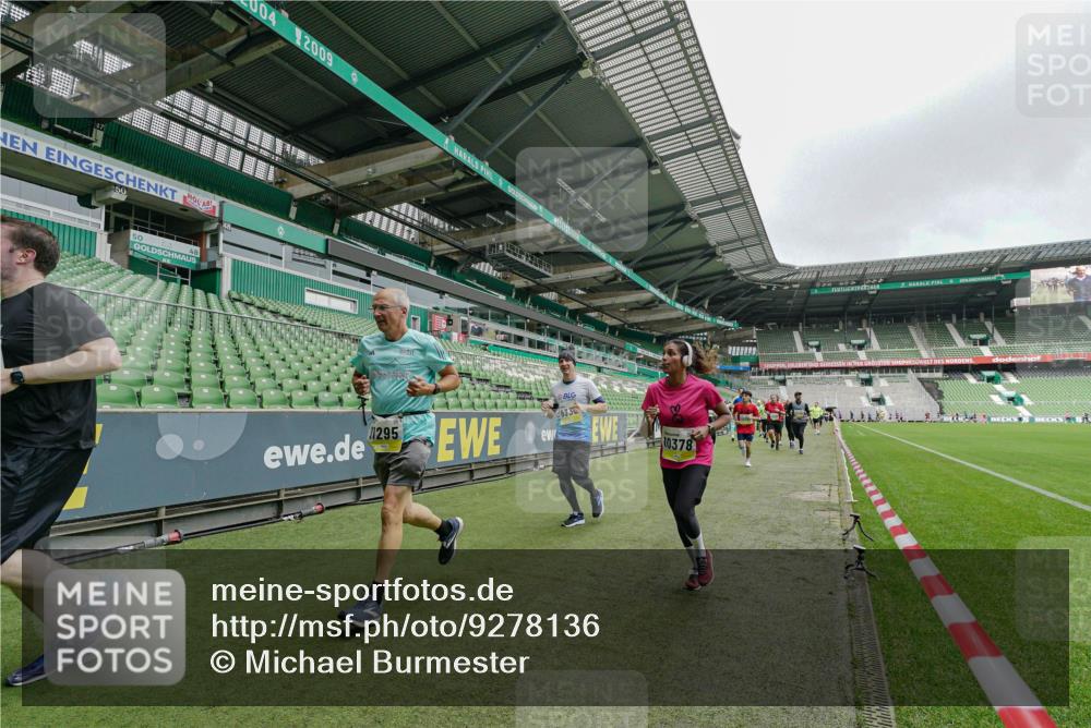 05.10.2025 - 20. swb-Marathon Bremen Michael Burmester http://msf.ph/oto/9278136 05.10.2025 10:30:39 Laufen im Stadion 7202, 7733, 9209, 9214, 9230, 9240, 9251, 9255, 9259, 9299, 9317, 9333, 9399, 9435, 9452, 9482, 9501, 9645, 9663, 9676, 9683, 9708, 9787, 9832, 9888, 9894, 9906, 9966, 9975, 9987, 10022, 10043, 10066, 10159, 10221, 10224, 10227, 10241, 10251, 10254, 10346, 10376, 10378, 10380, 10392, 10443, 10479, 10507, 10548, 10556, 10581, 10584, 10625, 10673, 10873, 11091, 11177, 11319, 7202, 9014, 9199, 9261, 9369, 9578, 9579, 9658, 9803, 10170, 10432, 10923, 10932 meine-sportfotos.de