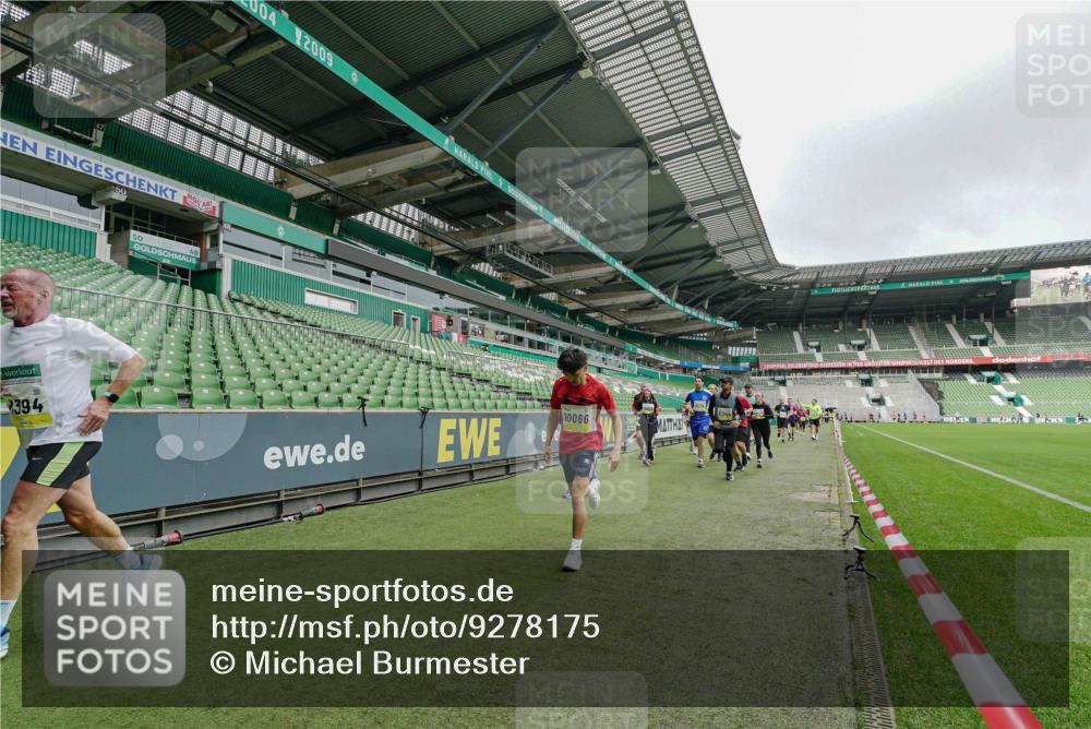 05.10.2025 - 20. swb-Marathon Bremen Michael Burmester http://msf.ph/oto/9278175 05.10.2025 10:30:42 Laufen im Stadion 7733, 9209, 9214, 9230, 9240, 9251, 9255, 9259, 9299, 9317, 9333, 9399, 9416, 9425, 9435, 9482, 9501, 9645, 9663, 9676, 9683, 9708, 9787, 9832, 9888, 9894, 9906, 9966, 9975, 9987, 10022, 10043, 10066, 10159, 10221, 10224, 10227, 10241, 10251, 10254, 10346, 10378, 10380, 10392, 10443, 10479, 10507, 10548, 10556, 10581, 10584, 10625, 10873, 11177, 11319, 7202, 9014, 9199, 9261, 9369, 9452, 9578, 9579, 9658, 9803, 10170, 10432, 10923, 10932 meine-sportfotos.de