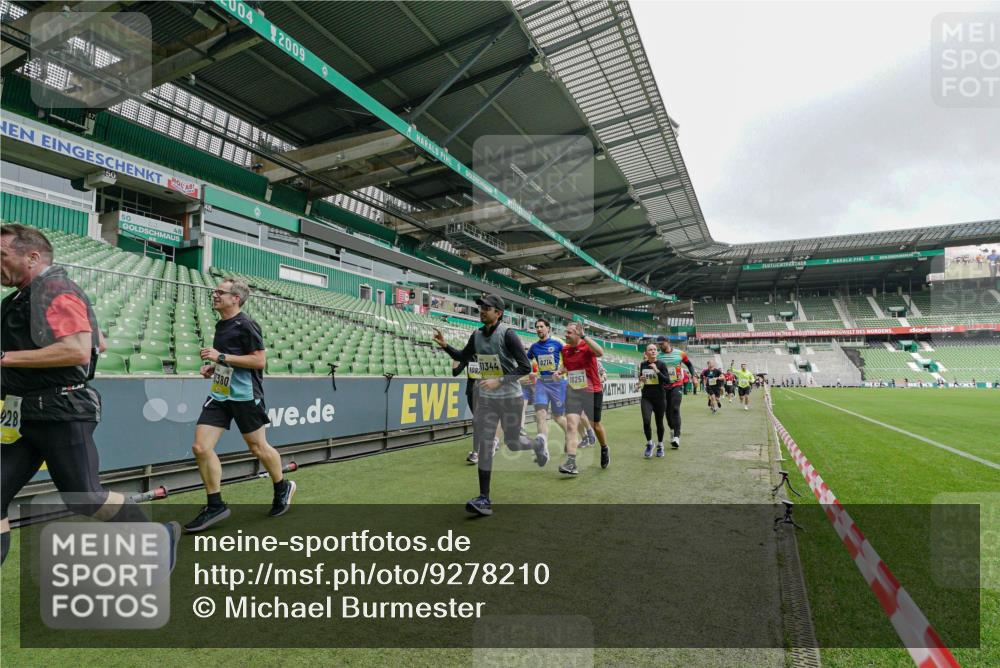 05.10.2025 - 20. swb-Marathon Bremen Michael Burmester http://msf.ph/oto/9278210 05.10.2025 10:30:44 Laufen im Stadion 7733, 9209, 9214, 9230, 9240, 9251, 9255, 9259, 9277, 9299, 9317, 9333, 9399, 9416, 9425, 9435, 9482, 9501, 9645, 9663, 9676, 9683, 9708, 9787, 9888, 9894, 9906, 9966, 9975, 9987, 10022, 10043, 10066, 10159, 10221, 10224, 10227, 10241, 10251, 10254, 10346, 10378, 10380, 10392, 10443, 10449, 10479, 10507, 10548, 10556, 10581, 10584, 10625, 10873, 11177, 11319, 7202, 9014, 9199, 9261, 9369, 9452, 9578, 9579, 9658, 9803, 10170, 10432, 10923, 10932 meine-sportfotos.de