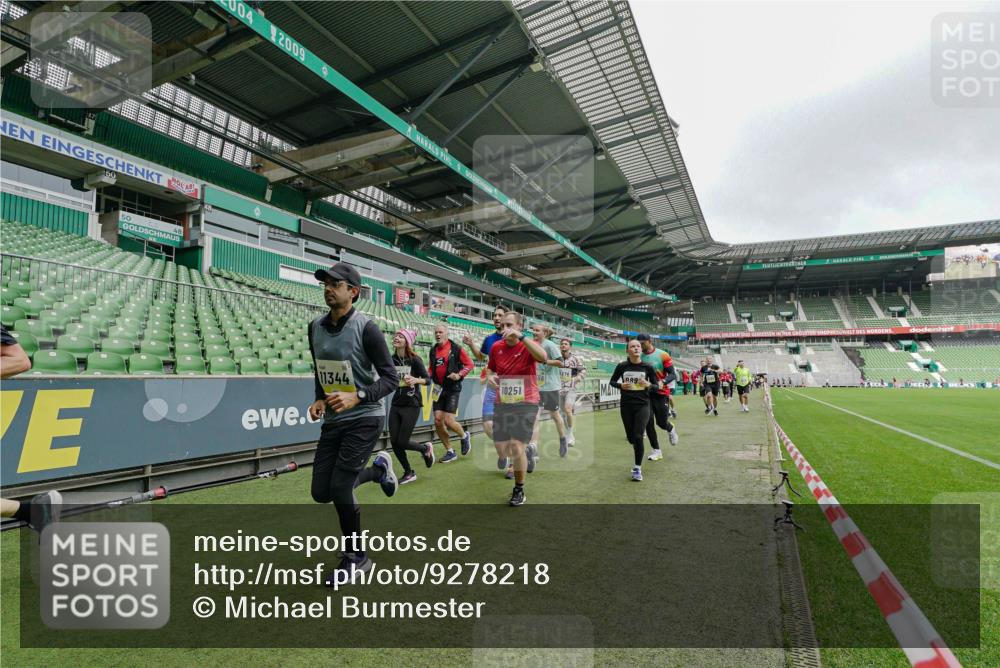05.10.2025 - 20. swb-Marathon Bremen Michael Burmester http://msf.ph/oto/9278218 05.10.2025 10:30:44 Laufen im Stadion 7733, 9209, 9214, 9230, 9240, 9251, 9255, 9259, 9277, 9299, 9317, 9333, 9399, 9416, 9425, 9435, 9482, 9501, 9645, 9663, 9676, 9683, 9708, 9787, 9888, 9894, 9906, 9966, 9975, 9987, 10022, 10043, 10066, 10159, 10221, 10224, 10227, 10241, 10251, 10254, 10346, 10378, 10380, 10392, 10443, 10449, 10479, 10507, 10548, 10556, 10581, 10584, 10625, 10873, 11177, 11319, 7202, 9014, 9199, 9261, 9369, 9452, 9578, 9579, 9658, 9803, 10170, 10432, 10923, 10932 meine-sportfotos.de