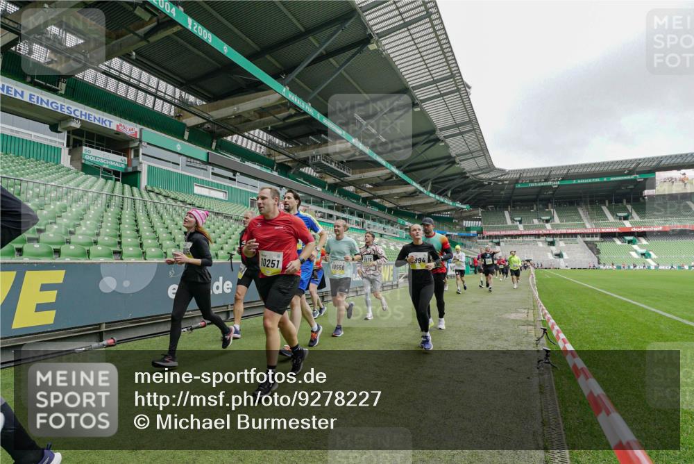 05.10.2025 - 20. swb-Marathon Bremen Michael Burmester http://msf.ph/oto/9278227 05.10.2025 10:30:45 Laufen im Stadion 7733, 9209, 9214, 9230, 9240, 9251, 9255, 9259, 9277, 9299, 9317, 9333, 9399, 9416, 9425, 9435, 9482, 9501, 9645, 9663, 9676, 9683, 9708, 9787, 9888, 9894, 9906, 9966, 9975, 9987, 10022, 10043, 10066, 10159, 10221, 10224, 10227, 10241, 10251, 10254, 10346, 10378, 10380, 10392, 10443, 10449, 10479, 10507, 10548, 10556, 10581, 10584, 10625, 10873, 11319, 7202, 9014, 9199, 9261, 9369, 9452, 9578, 9579, 9658, 9803, 10170, 10432, 10923, 10932 meine-sportfotos.de