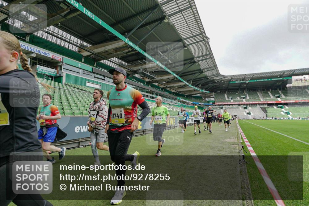 05.10.2025 - 20. swb-Marathon Bremen Michael Burmester http://msf.ph/oto/9278255 05.10.2025 10:30:46 Laufen im Stadion 7733, 9209, 9214, 9230, 9240, 9251, 9255, 9259, 9277, 9299, 9317, 9333, 9399, 9416, 9425, 9435, 9482, 9501, 9645, 9663, 9676, 9683, 9708, 9787, 9888, 9894, 9906, 9966, 9975, 9987, 10022, 10043, 10066, 10159, 10221, 10224, 10227, 10241, 10251, 10254, 10346, 10378, 10380, 10392, 10443, 10449, 10479, 10507, 10514, 10548, 10556, 10581, 10584, 10625, 10873, 11319, 7202, 9014, 9199, 9261, 9369, 9452, 9578, 9579, 9658, 9803, 10170, 10432, 10923, 10932 meine-sportfotos.de