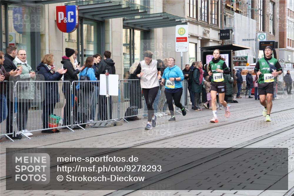 05.10.2025 - 20. swb-Marathon Bremen Strokosch-Dieckow http://msf.ph/oto/9278293 05.10.2025 11:14:54 Ziel 9441, 9643, 9767, 9768, 9959, 10496, 10647, 10984, 11107, 11293, 11635, 9441, 9643, 9767, 9768, 9959, 10496, 10647, 10984, 11107, 11293, 11635 meine-sportfotos.de