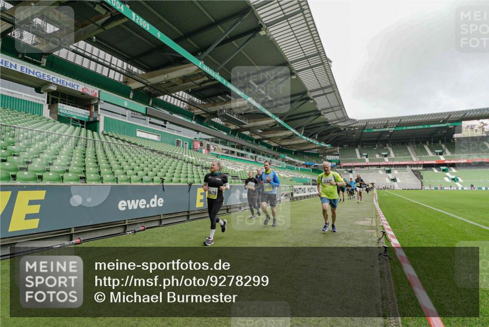 05.10.2025 - 20. swb-Marathon Bremen Michael Burmester http://msf.ph/oto/9278299 05.10.2025 10:30:55 Laufen im Stadion 7733, 9209, 9214, 9230, 9240, 9251, 9263, 9267, 9277, 9299, 9317, 9333, 9399, 9416, 9425, 9449, 9482, 9501, 9584, 9645, 9663, 9676, 9683, 9708, 9715, 9742, 9787, 9791, 9852, 9888, 9894, 9906, 9934, 9966, 9987, 10016, 10043, 10066, 10159, 10221, 10224, 10227, 10241, 10251, 10254, 10317, 10321, 10346, 10356, 10378, 10380, 10392, 10449, 10479, 10507, 10514, 10556, 10581, 10584, 10625, 10636, 10638, 11319, 7202, 9199, 9261, 9452 meine-sportfotos.de