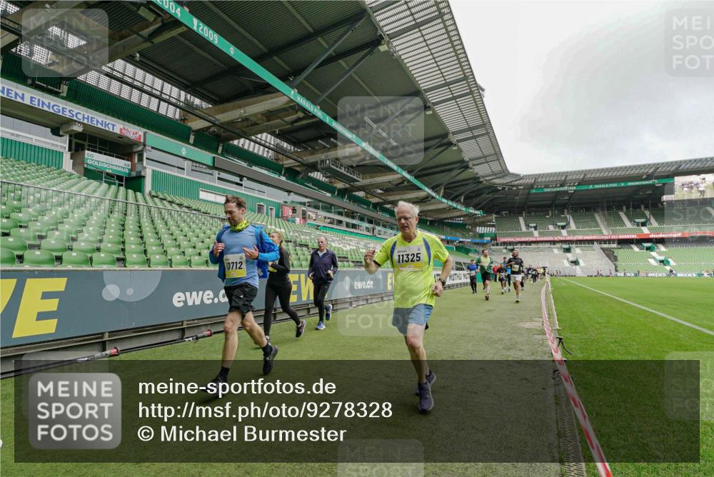 05.10.2025 - 20. swb-Marathon Bremen Michael Burmester http://msf.ph/oto/9278328 05.10.2025 10:30:56 Laufen im Stadion 7733, 9209, 9214, 9230, 9240, 9251, 9263, 9267, 9277, 9299, 9317, 9333, 9399, 9416, 9425, 9431, 9449, 9482, 9501, 9584, 9645, 9663, 9676, 9683, 9708, 9715, 9742, 9787, 9791, 9852, 9888, 9894, 9906, 9934, 9966, 9987, 10016, 10043, 10066, 10163, 10221, 10224, 10227, 10241, 10251, 10254, 10317, 10321, 10346, 10356, 10378, 10380, 10392, 10449, 10479, 10507, 10514, 10556, 10581, 10584, 10625, 10636, 10638, 11319, 7202, 9199, 9261, 9452 meine-sportfotos.de